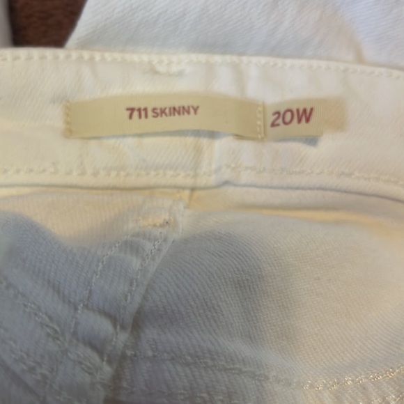 Ladies White Levi’s Jeans! - Picture 3 of 4